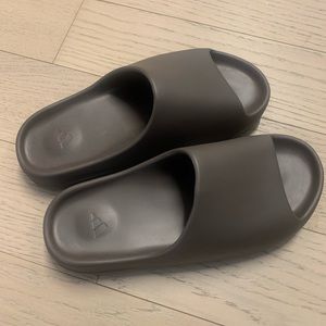 Mens 13 Adidas/Yeezy Slides (never worn!)
